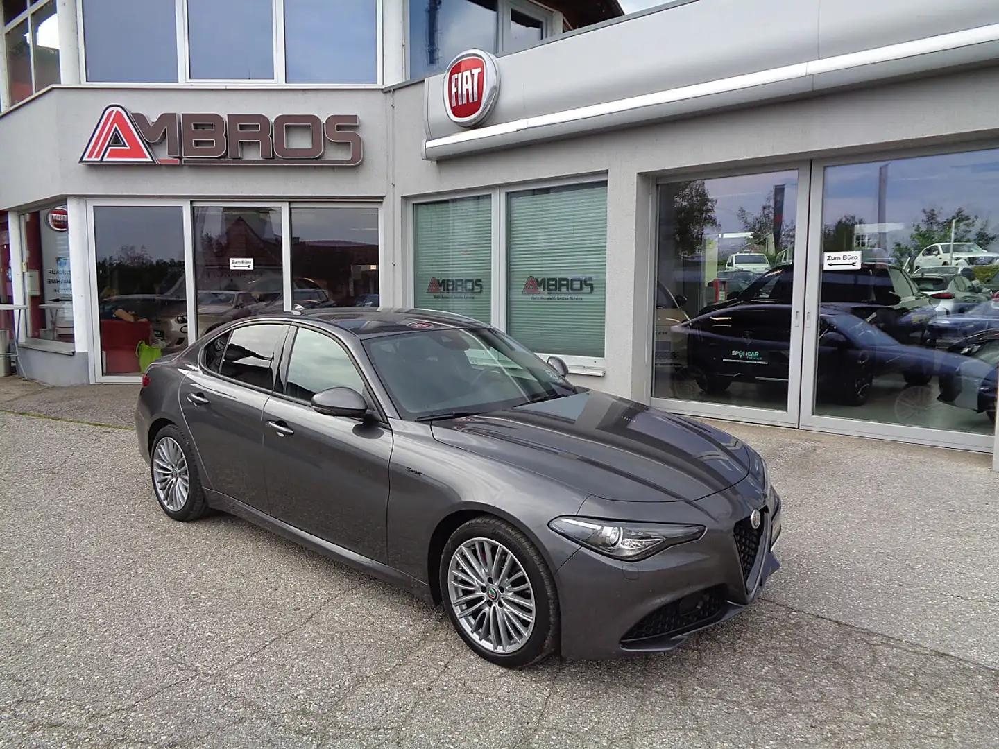 Alfa Romeo Giulia Sprint 2,0 16V 200 AT8 XENON NAVI SITZHZG LENKR... Grau - 1