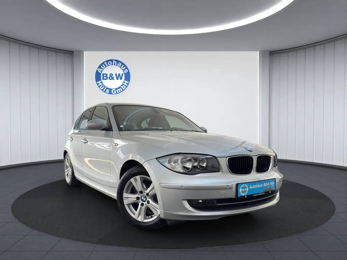 BMW 120 i Aut TEMPOMAT*PDC*AHK*MFL*KLIMA Silber - 1
