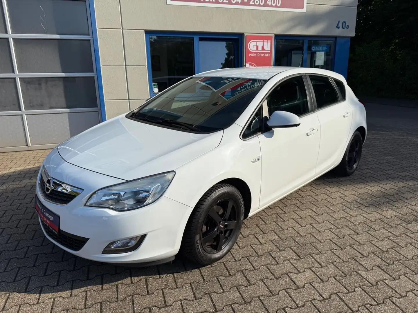 Opel Astra J Lim. 5-trg. Edition Alb - 1