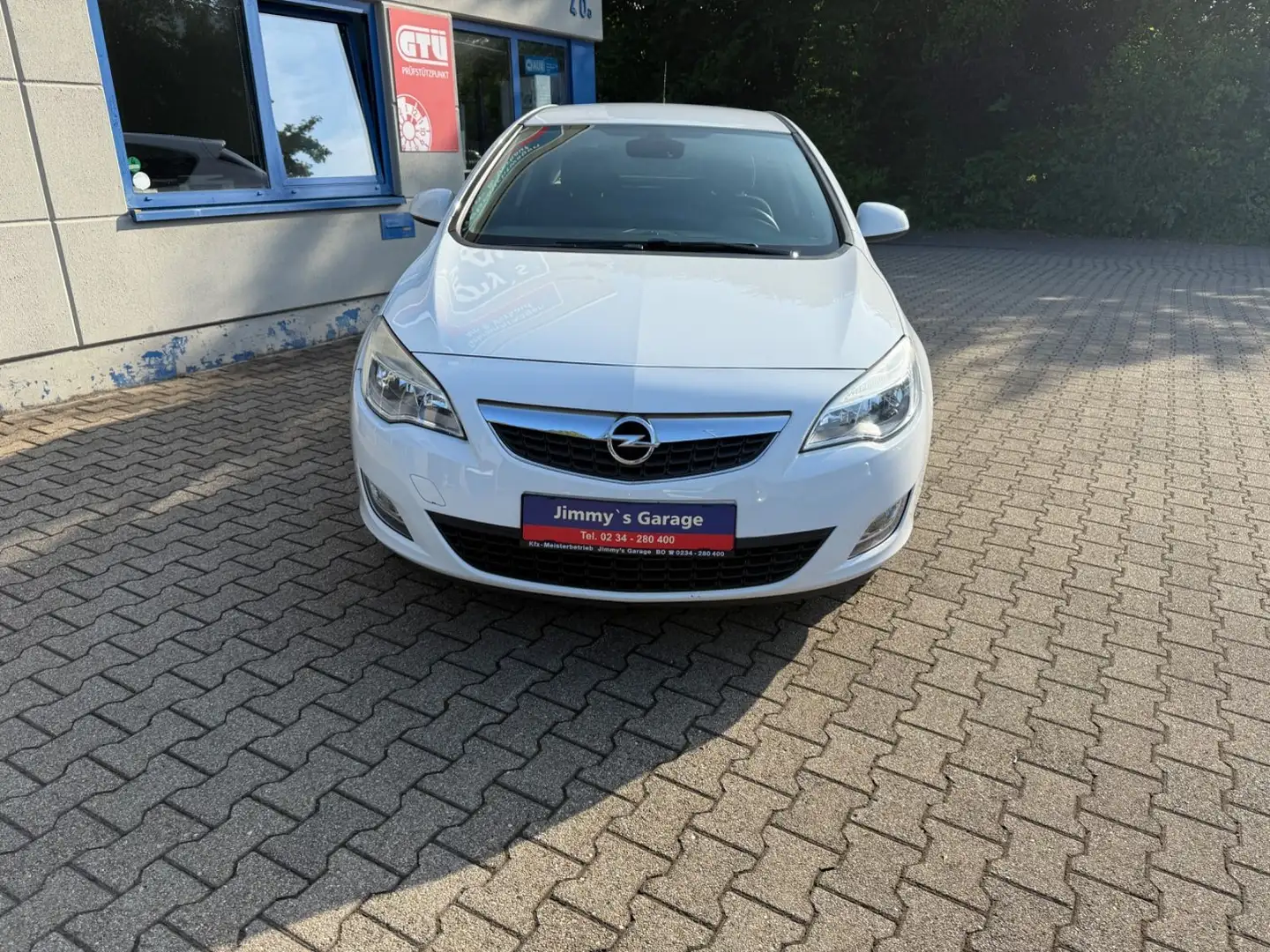 Opel Astra J Lim. 5-trg. Edition Alb - 2