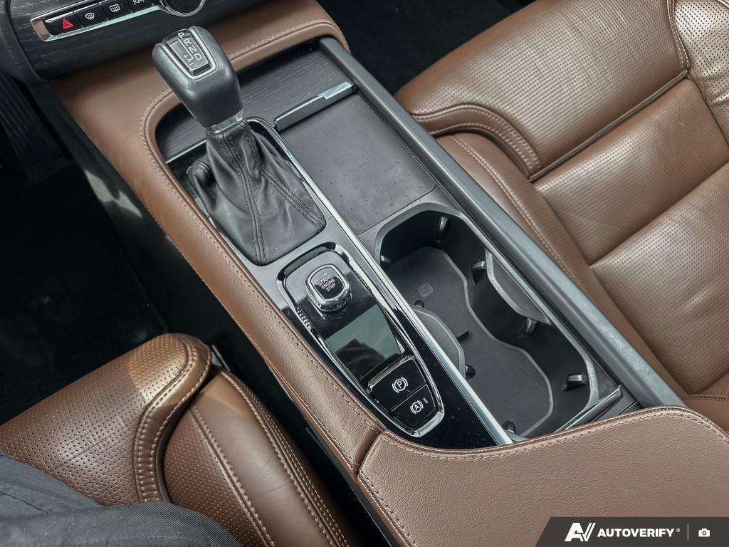 2022 Volvo XC90 T6 Inscription 7 Passenger thumb 17