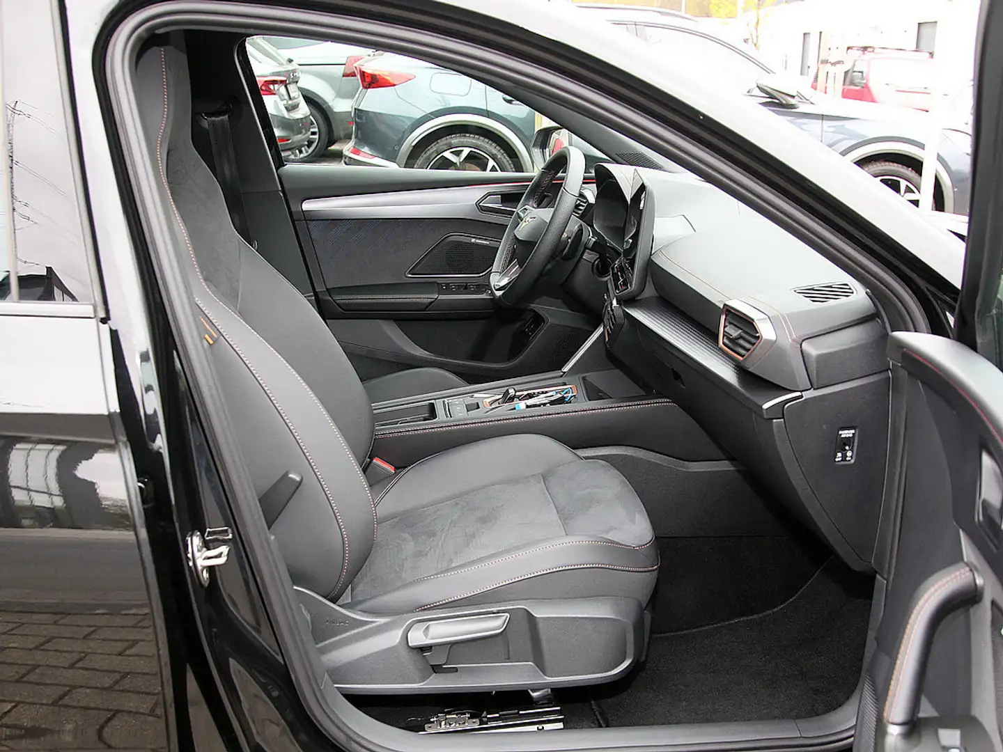 CUPRA Leon Sportstourer TSI 1.5 e-Hybrid 200 kW VZ Schwarz - 2