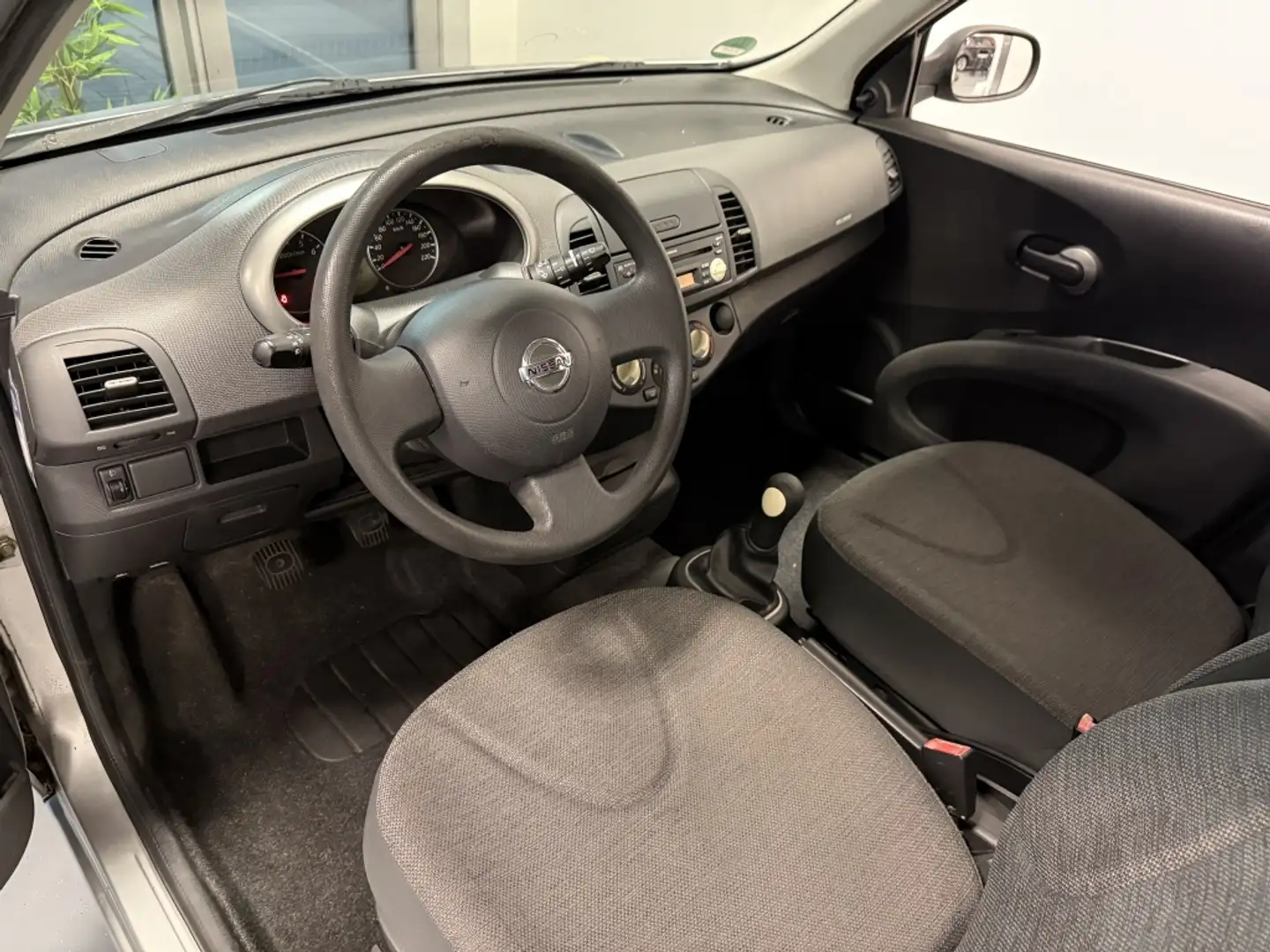 Nissan Micra 1.2 Visia / Airco / Elek. Ramen / 5 Deurs Gris - 2