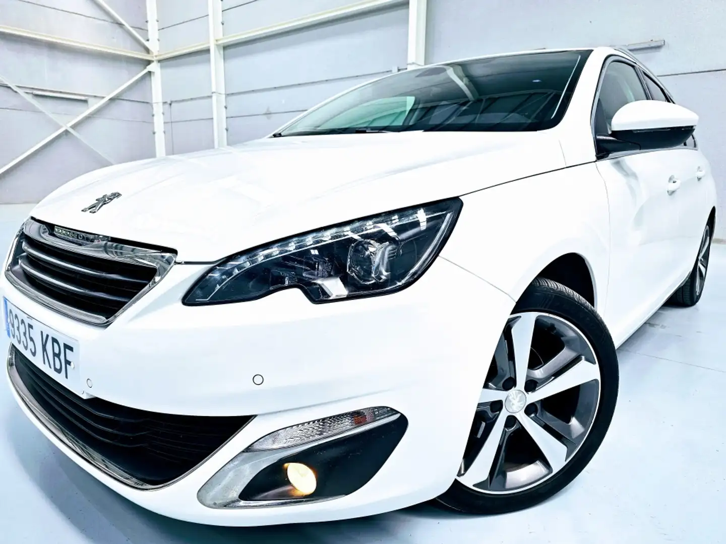 Peugeot 308 SW 1.2 PureTech S&S Allure 130 Wit - 1