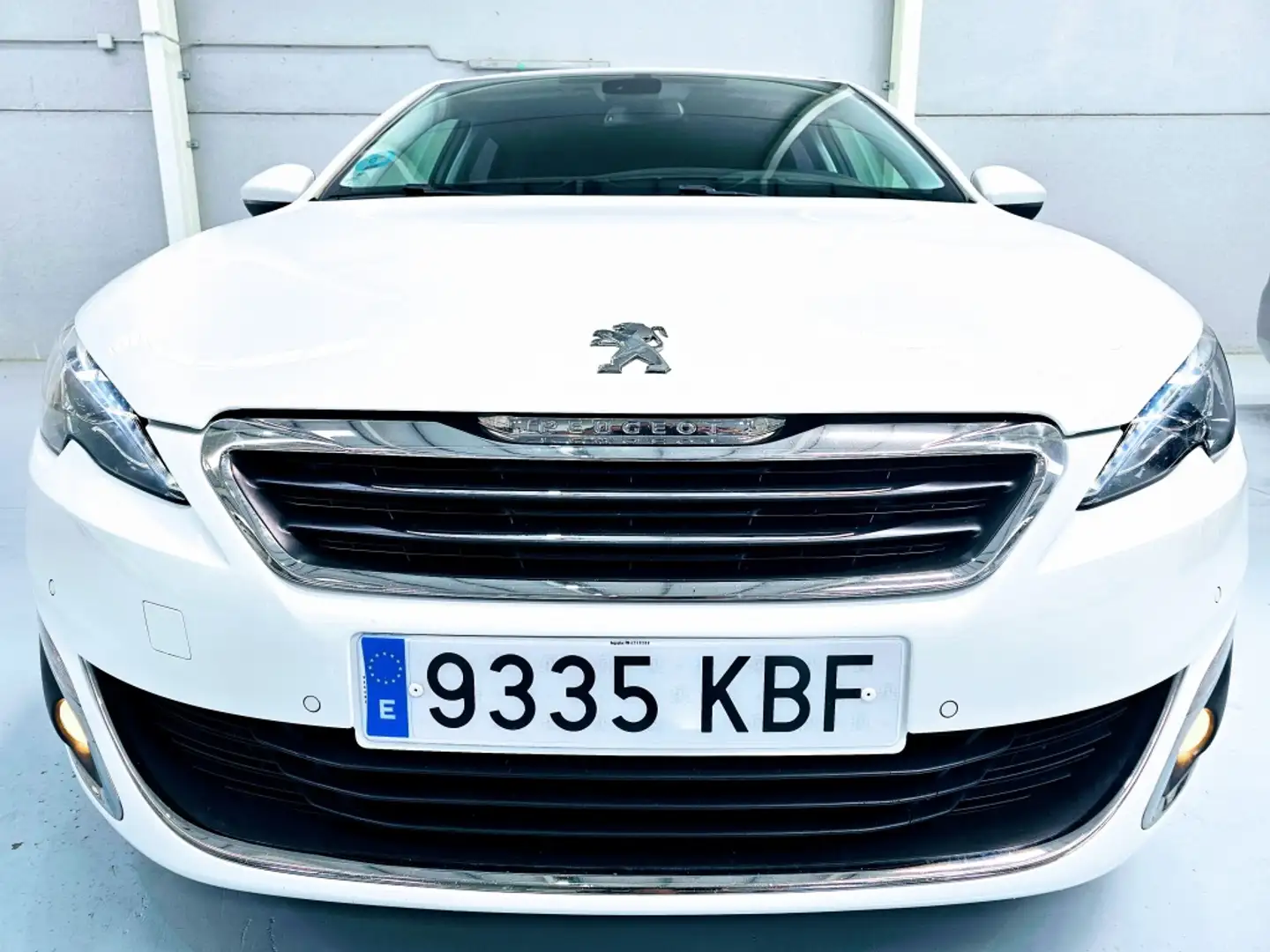 Peugeot 308 SW 1.2 PureTech S&S Allure 130 Wit - 2