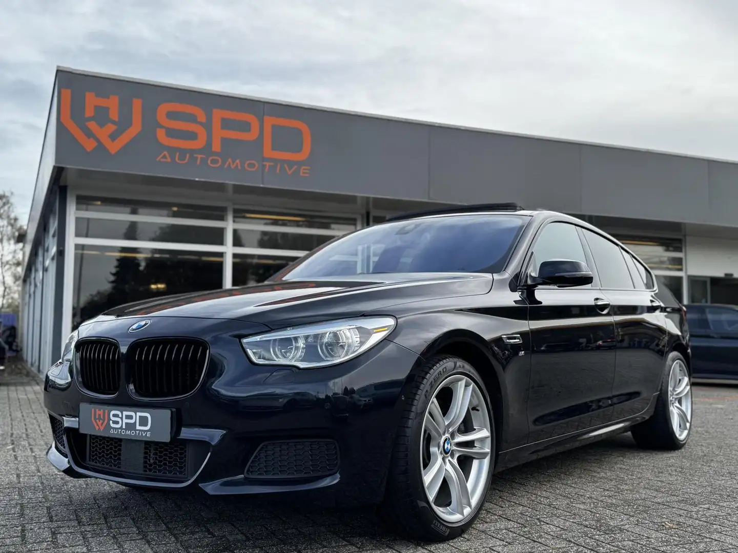 BMW 550 5-serie Gran Turismo 550xi High Executive|Pano|ACC Zwart - 1