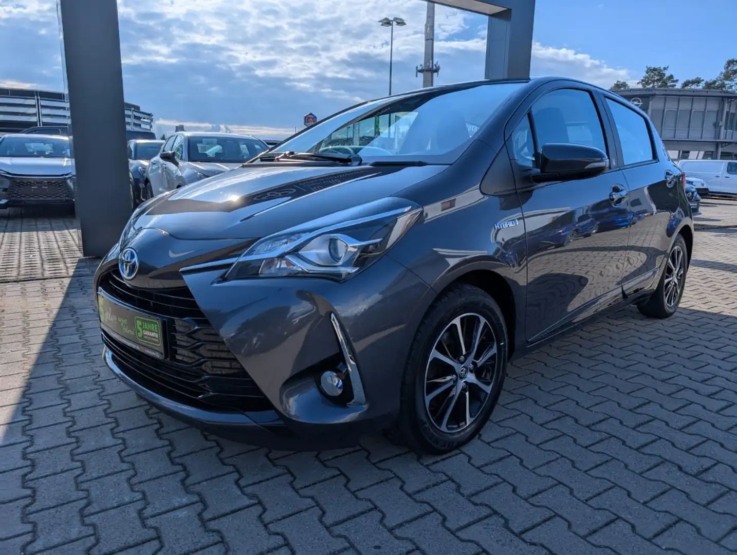 Toyota Yaris 1.5 Hybrid Team D SHZ, Kamera, BT, 8-fach Grijs - 2