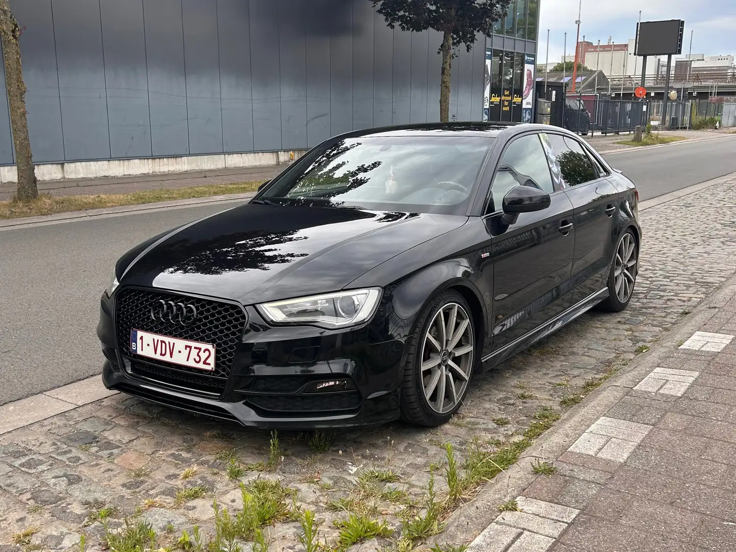 Audi A3 Limousine S line Sportpaket Zwart - 1
