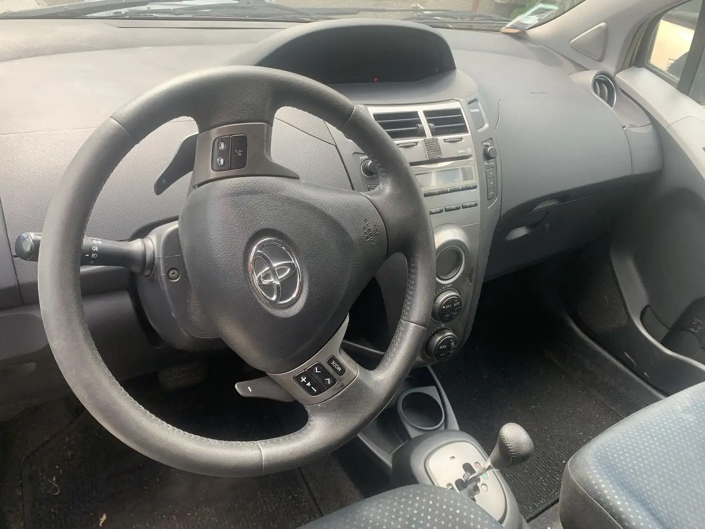 Toyota Yaris 100 VVT-I EXCELIA PACK MMT 5P Grau - 2