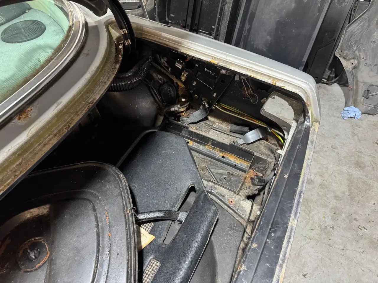 Mercedes-Benz 350 SLC Schlachtfahrzeug K-Jetronik C107, foto 9