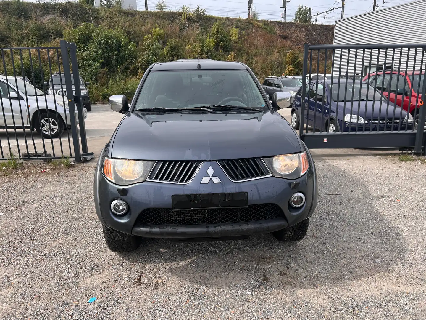 Mitsubishi L200 2.5 Turbo DI-D 4WD City Canyon Gris - 1
