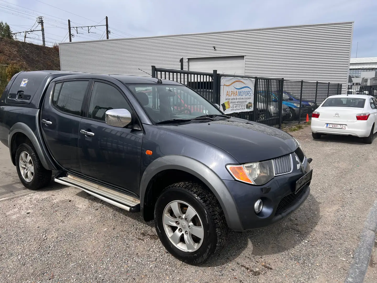 Mitsubishi L200 2.5 Turbo DI-D 4WD City Canyon Gris - 2