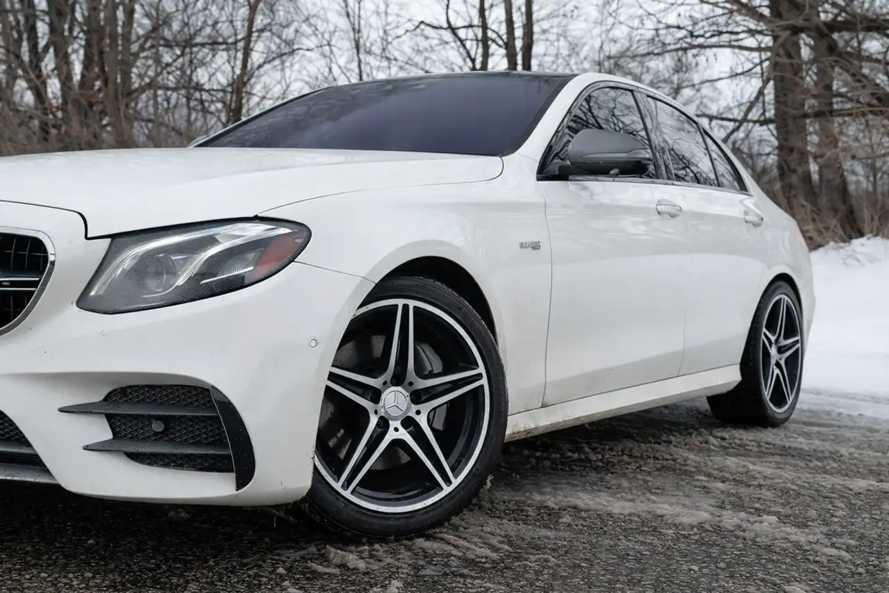 Mercedes-Benz E-Class снимка Mercedes-Benz E-Class