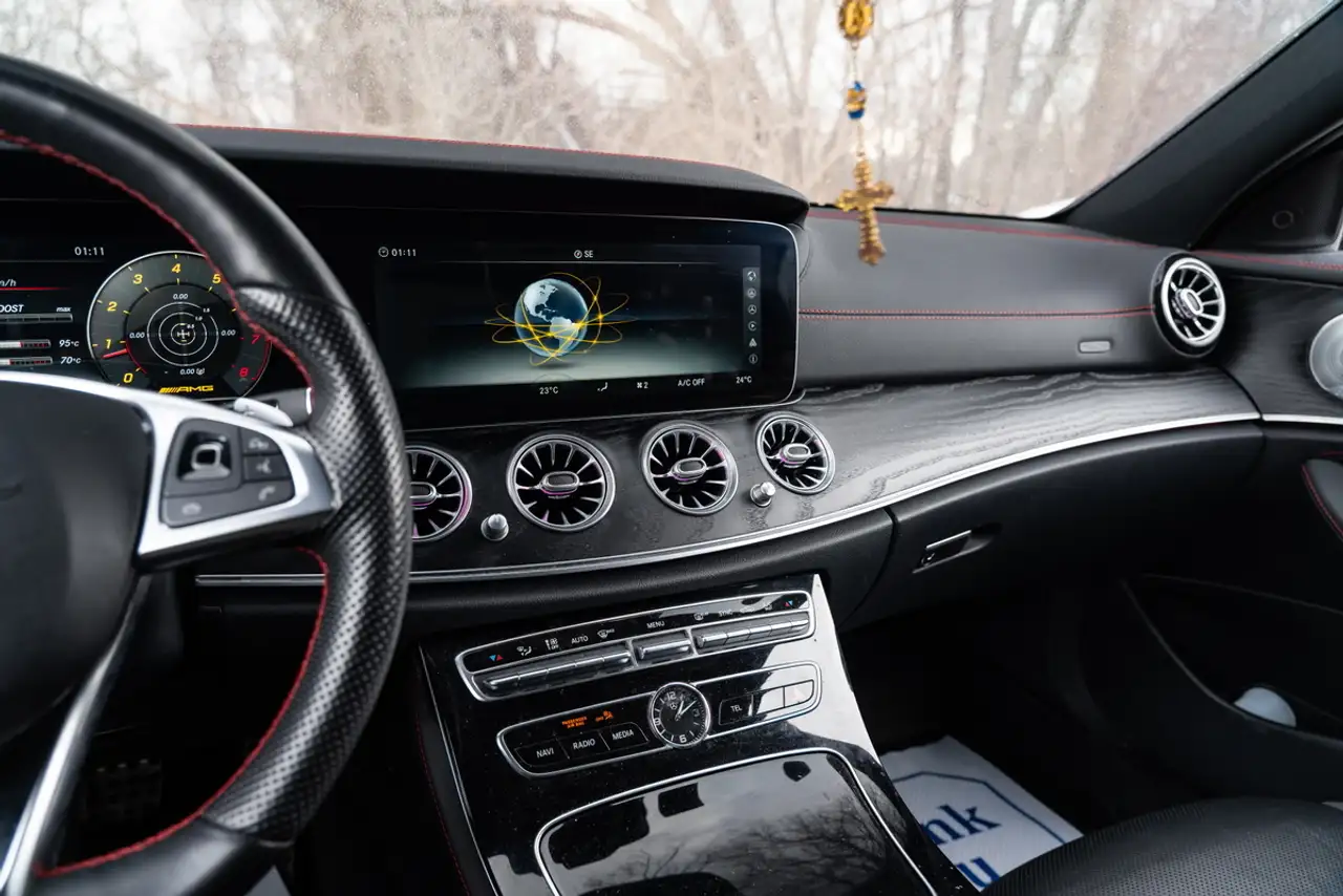 Mercedes-Benz E-Class снимка Mercedes-Benz E-Class
