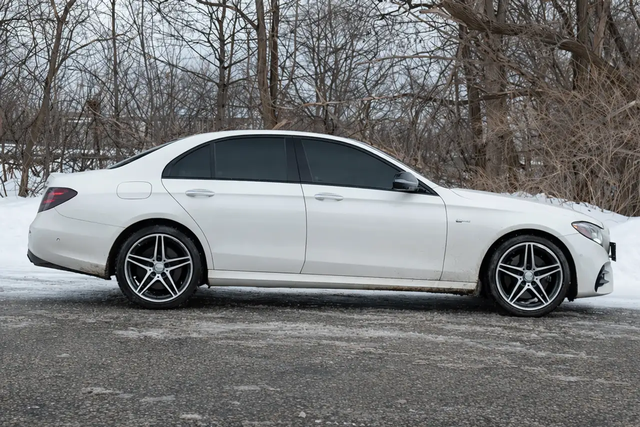 Mercedes-Benz E-Class снимка Mercedes-Benz E-Class