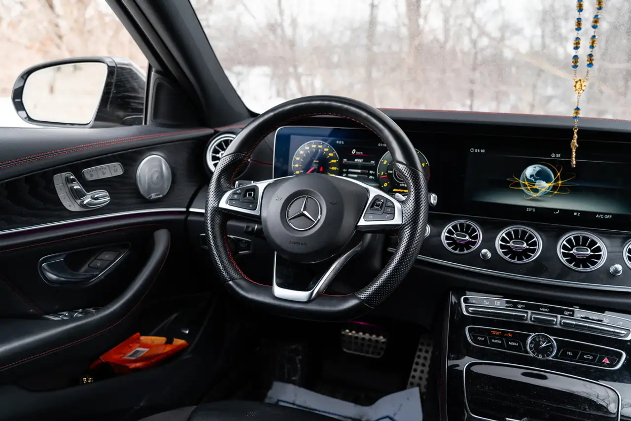 Mercedes-Benz E-Class снимка Mercedes-Benz E-Class