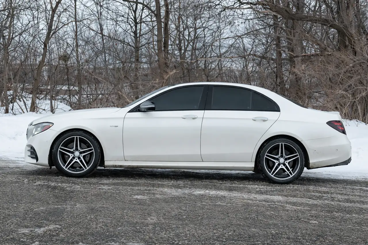 Mercedes-Benz E-Class снимка Mercedes-Benz E-Class