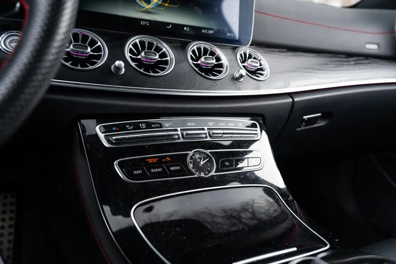Mercedes-Benz E-Class снимка Mercedes-Benz E-Class
