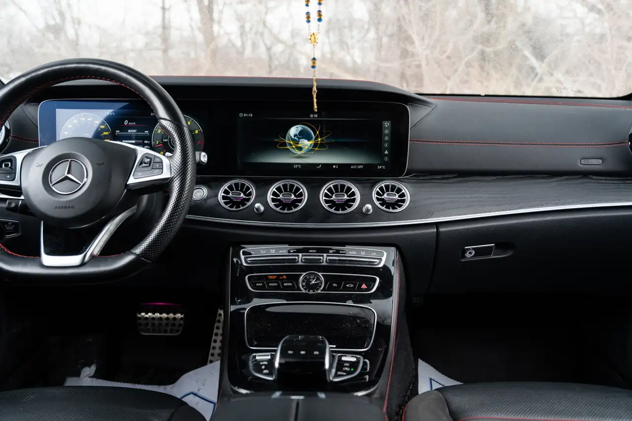 Mercedes-Benz E-Class снимка Mercedes-Benz E-Class