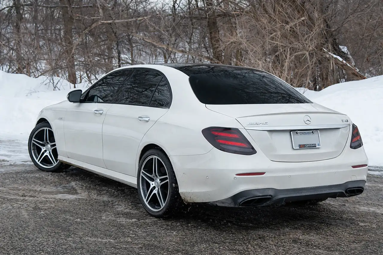Mercedes-Benz E-Class снимка Mercedes-Benz E-Class