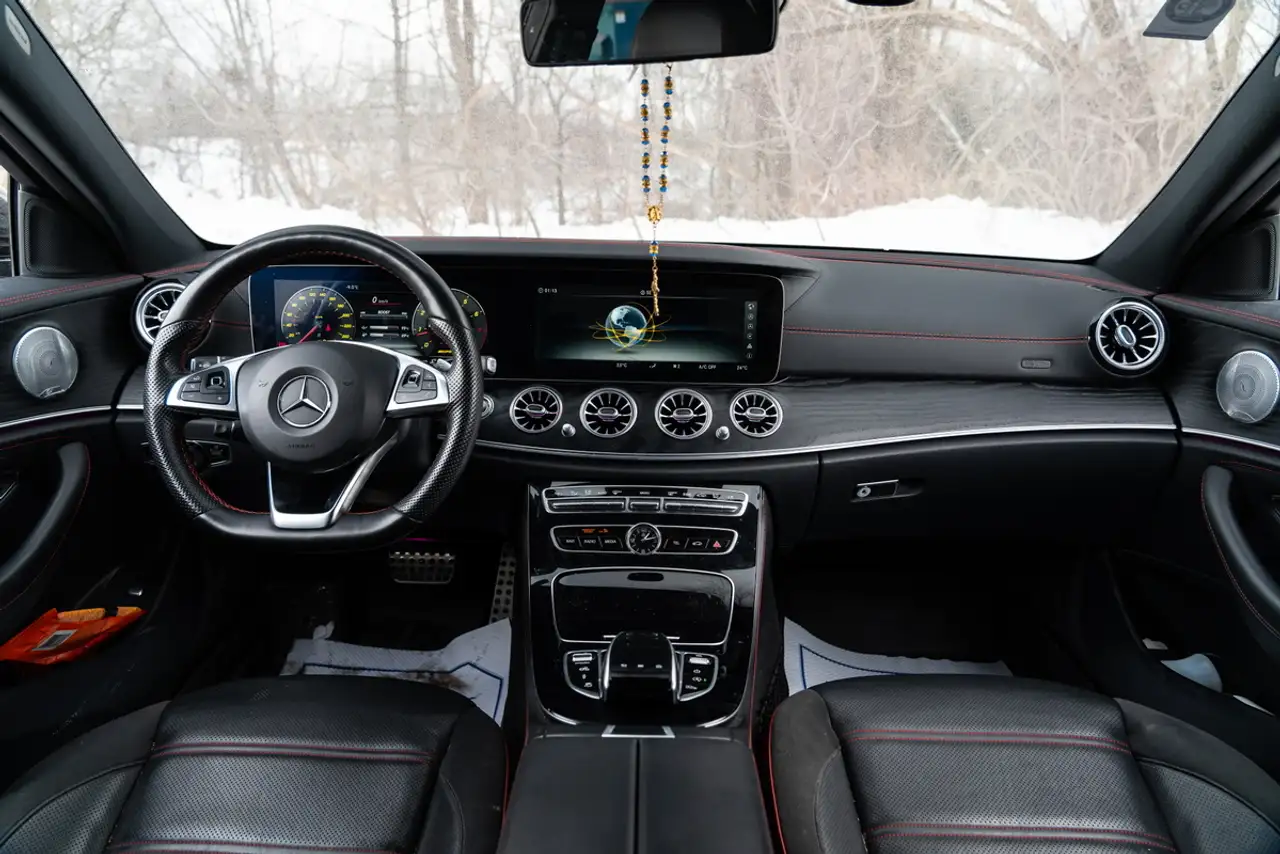 Mercedes-Benz E-Class снимка Mercedes-Benz E-Class