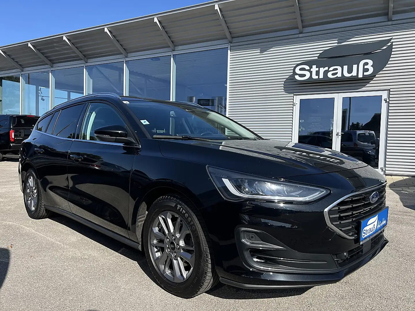 Ford Focus Traveller 1,0 EcoBoost Titanium X Aut. Schwarz - 1
