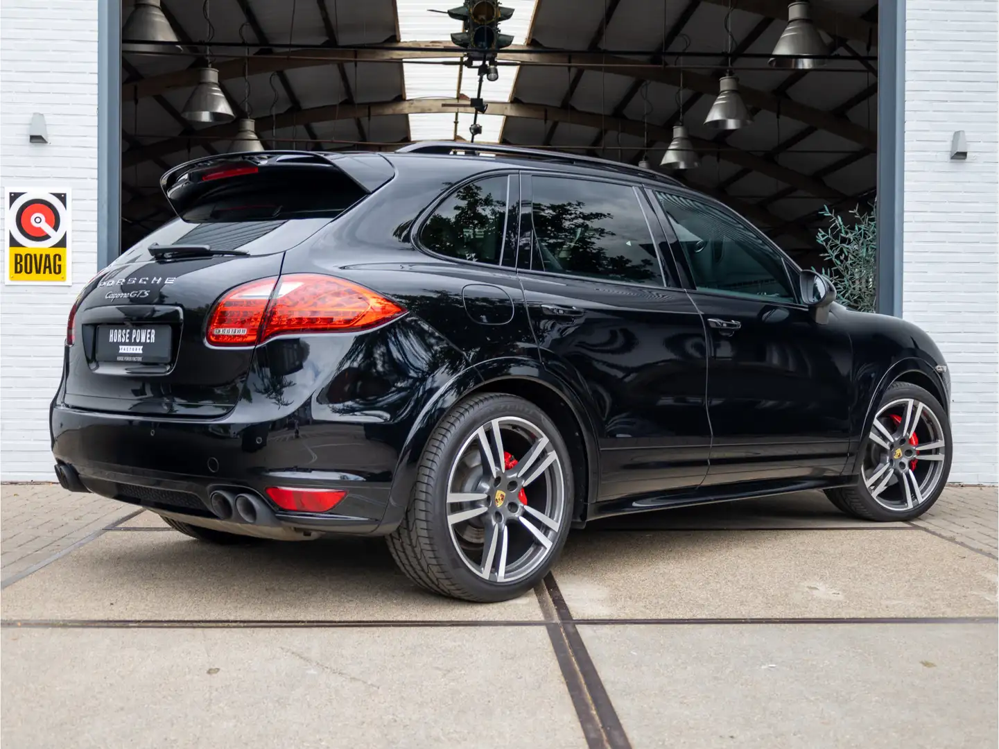 Porsche Cayenne 4.8 GTS *Pano | Luchtvering | Keyless | Navi | Led Zwart - 2