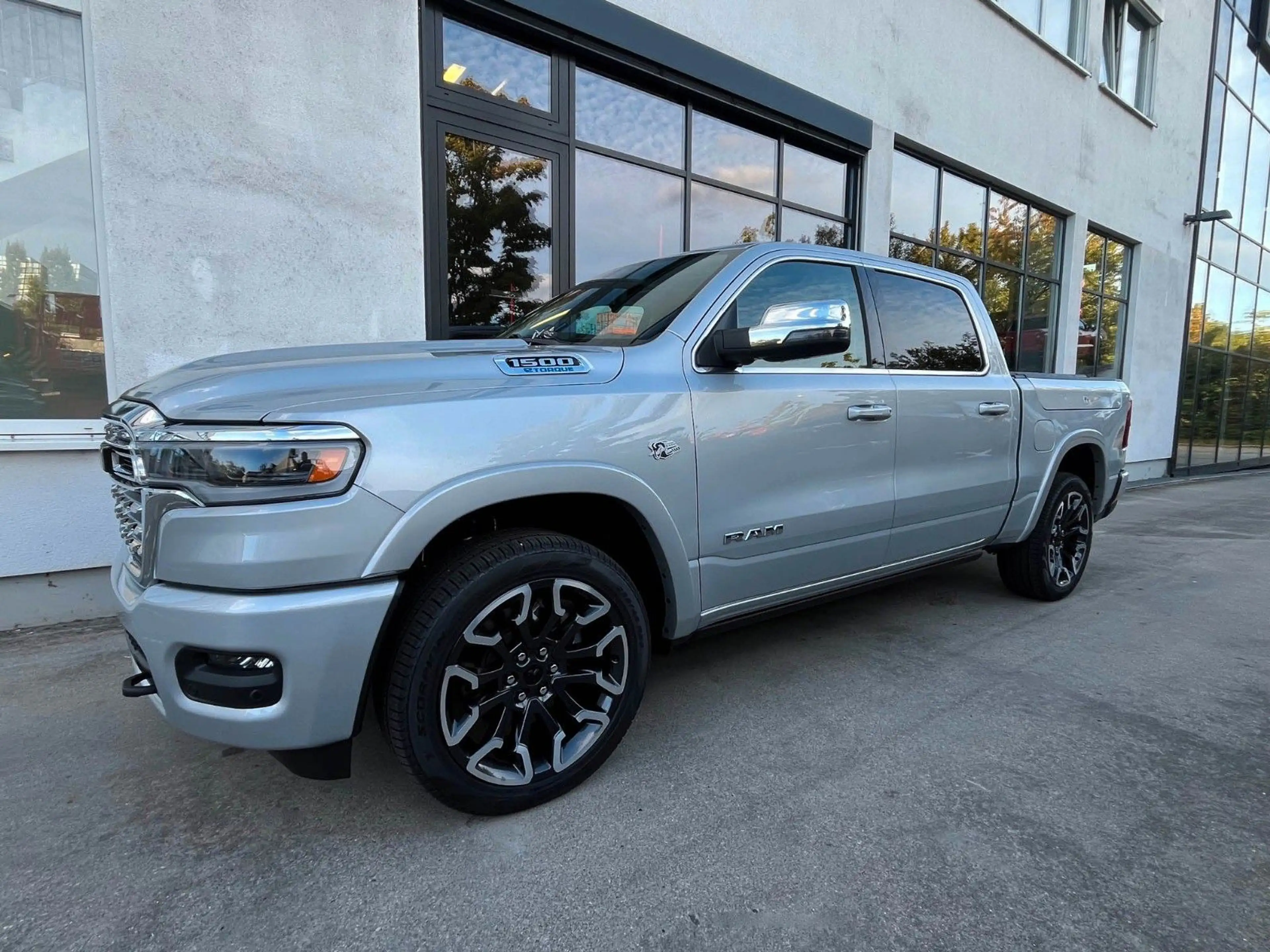 Dodge RAM Ram 1500 Crew Cab Longhorn  5.7l V8 MY26 — photo 2