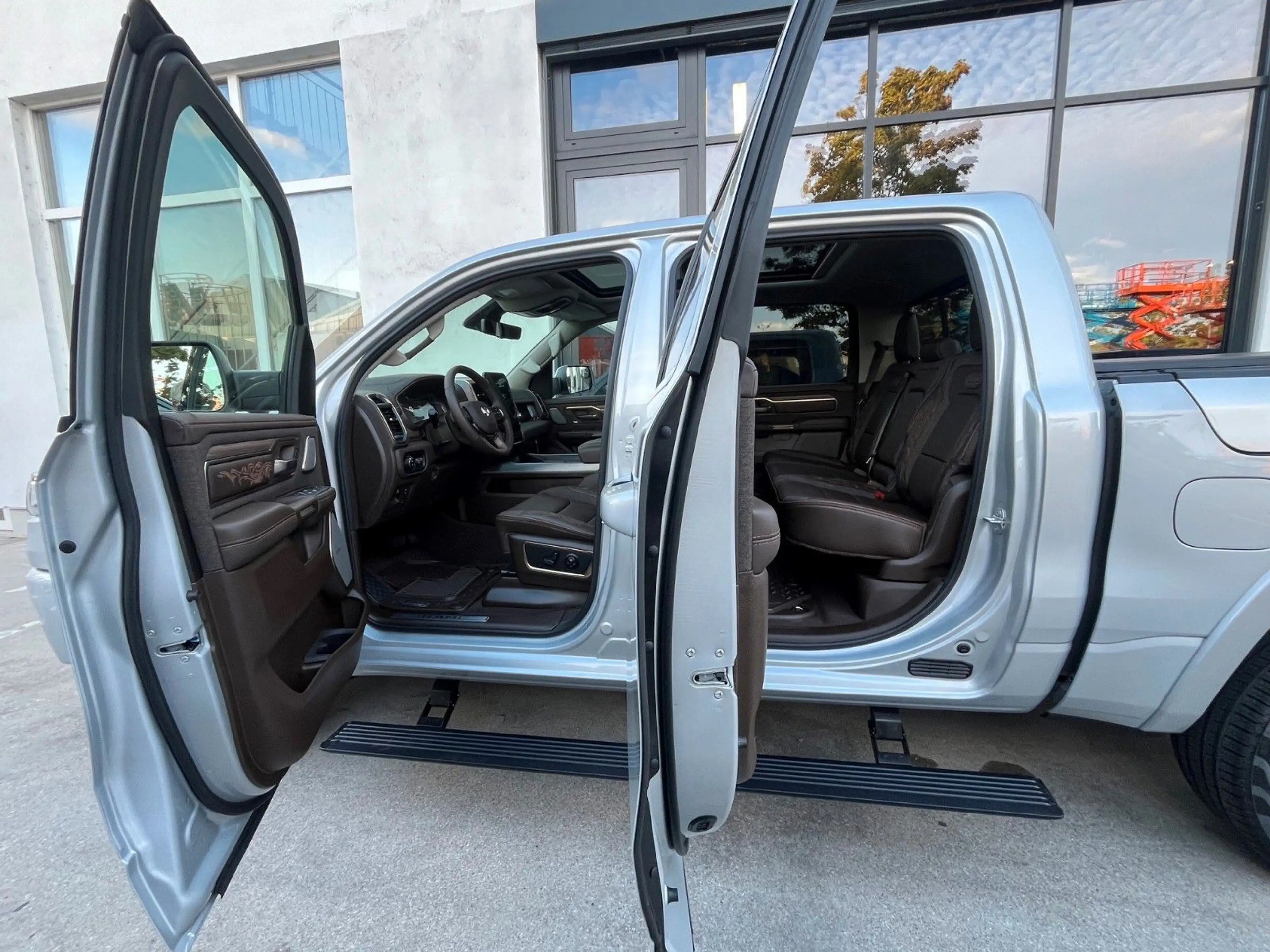 Dodge RAM Ram 1500 Crew Cab Longhorn  5.7l V8 MY26 — photo 12