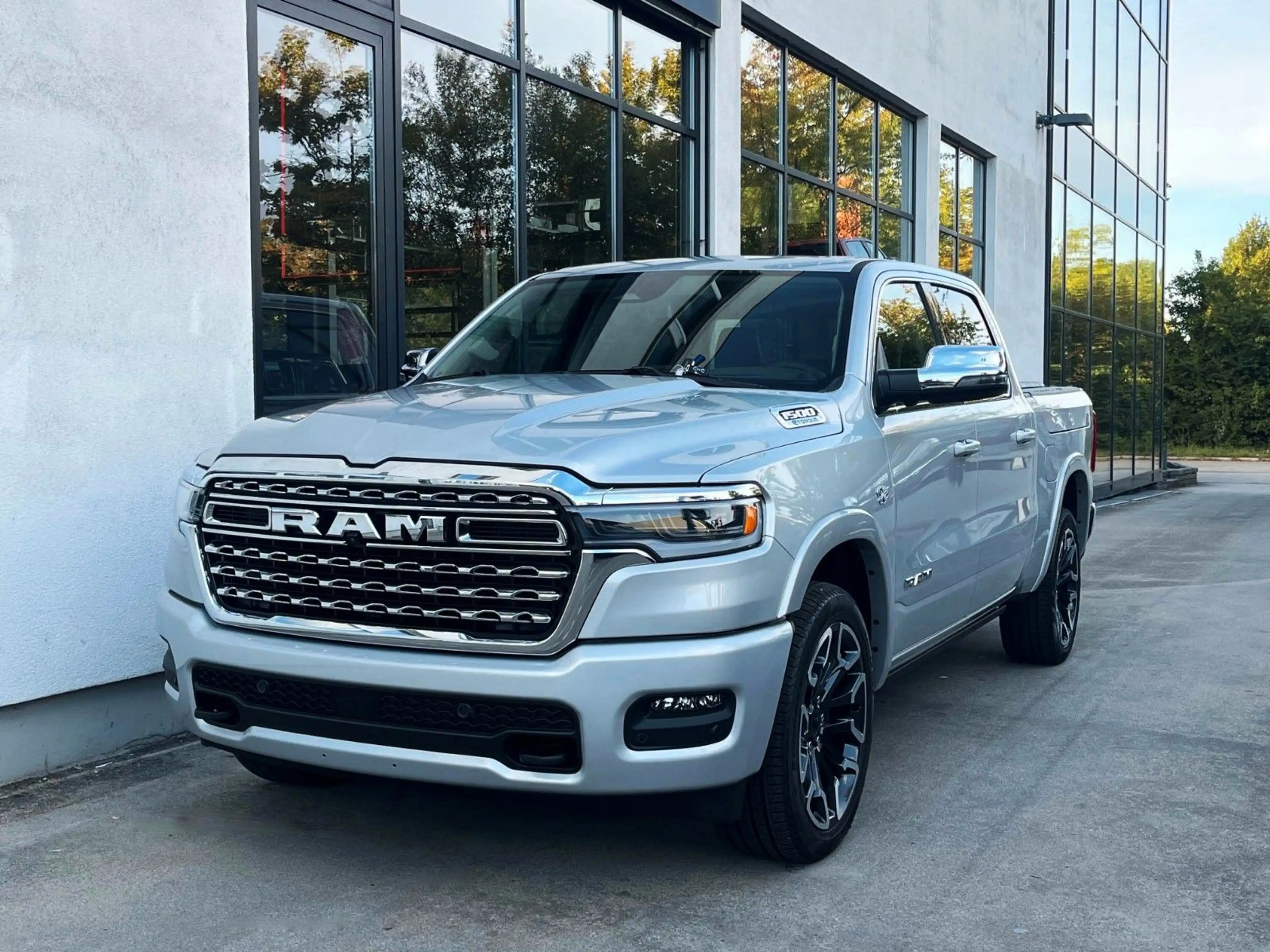 Dodge RAM Ram 1500 Crew Cab Longhorn  5.7l V8 MY26 — photo 3