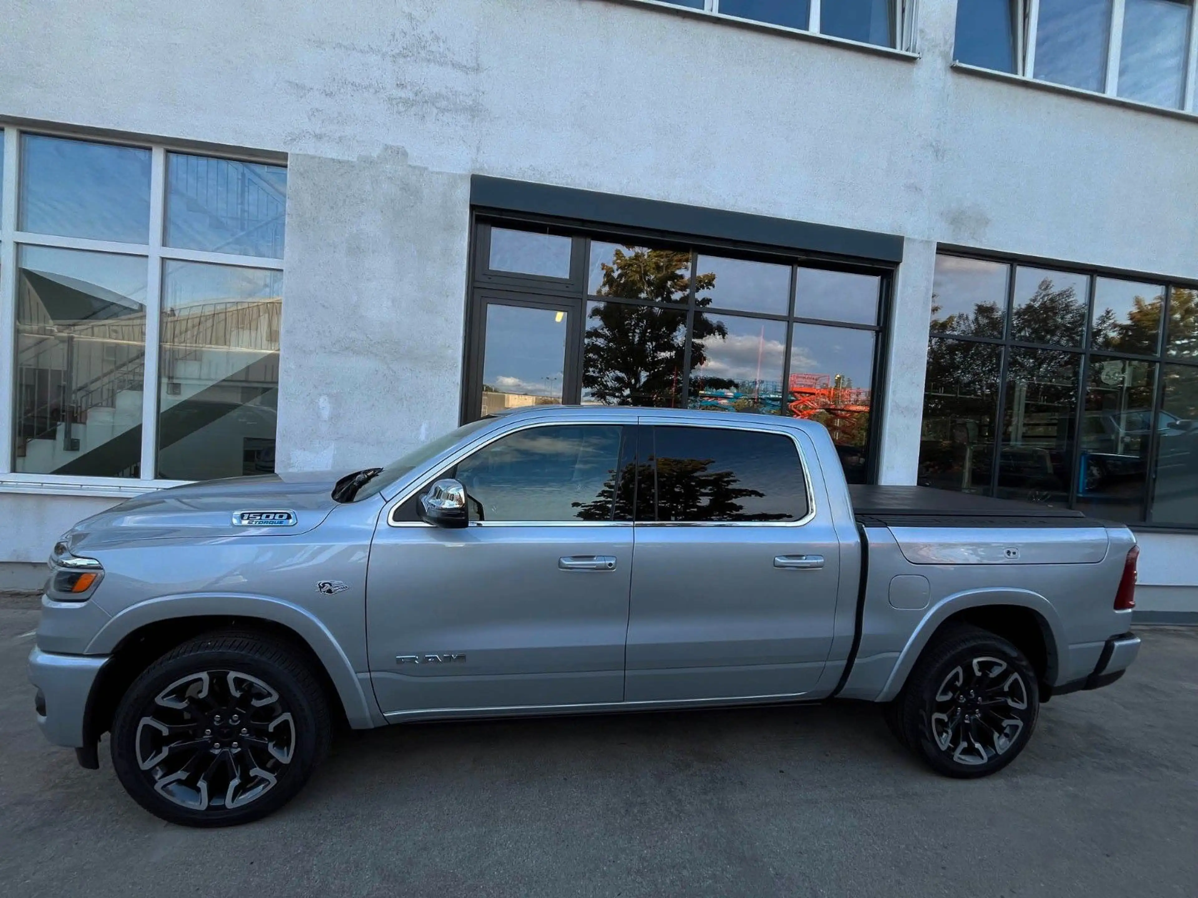 Dodge RAM Ram 1500 Crew Cab Longhorn  5.7l V8 MY26 — photo 4