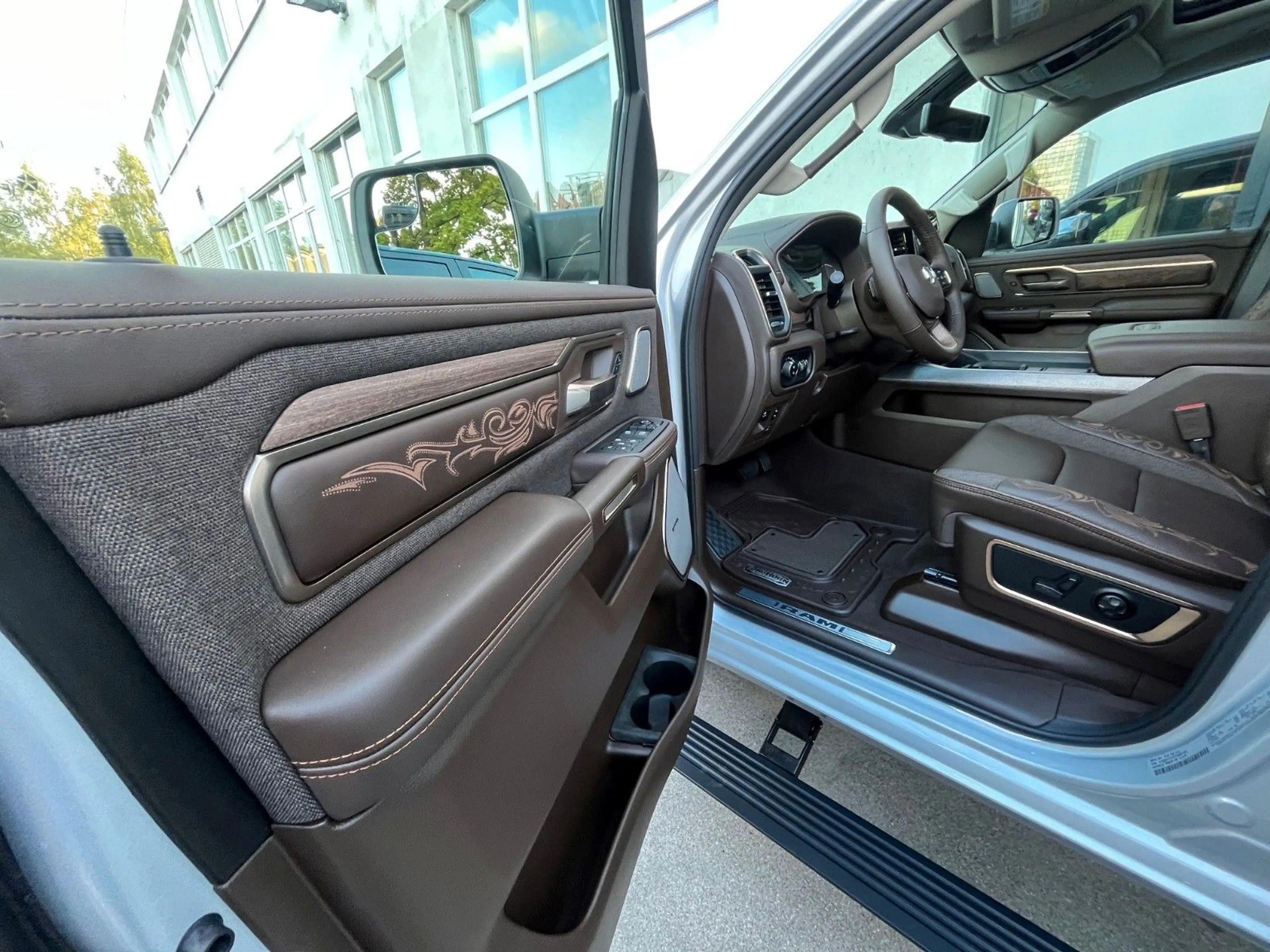 Dodge RAM Ram 1500 Crew Cab Longhorn  5.7l V8 MY26 — photo 10
