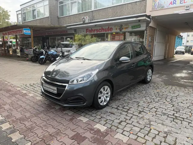 Peugeot 208 view 11