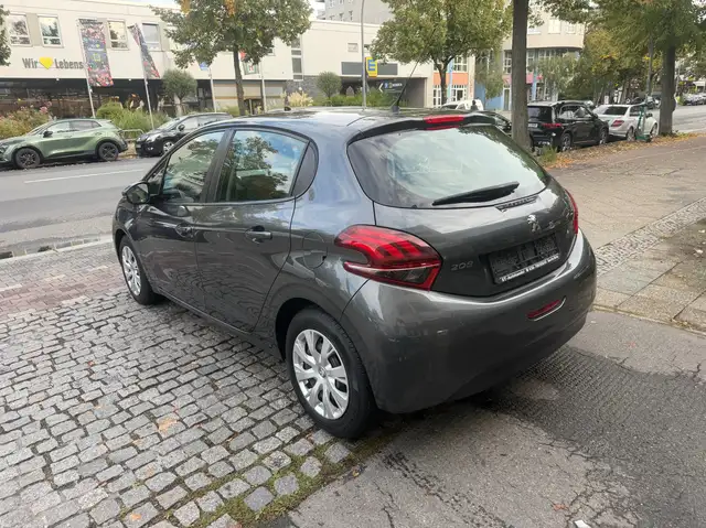 Peugeot 208 view 5