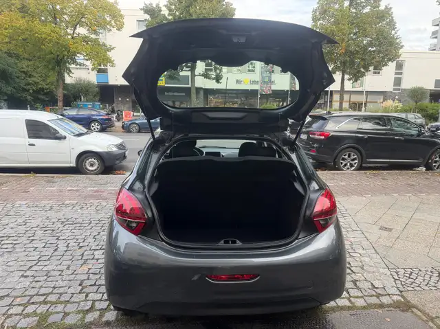 Peugeot 208 view 9