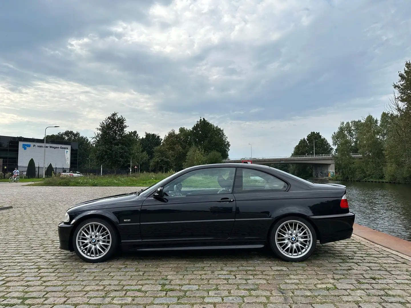 BMW 325 coupe handgeschakeld met sperdiff Zwart - 2