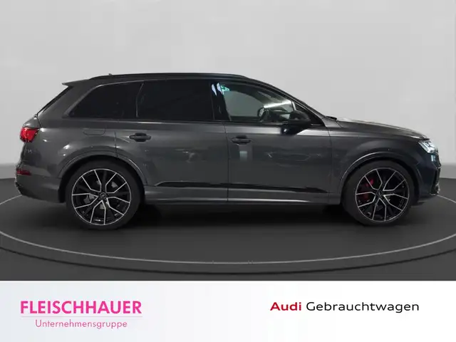 Audi Q7 view 8