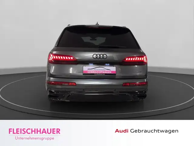 Audi Q7 view 6