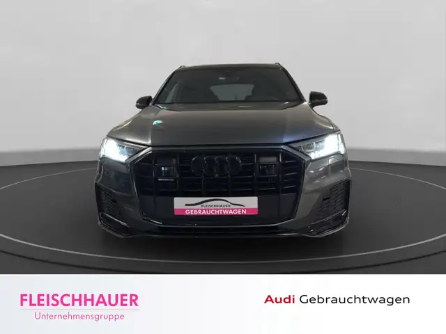 Audi Q7 view 2