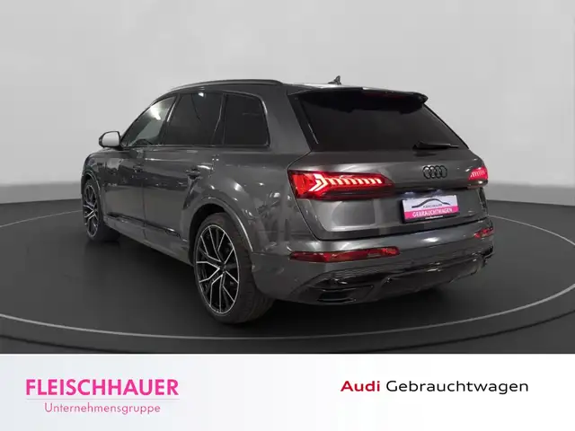 Audi Q7 view 5