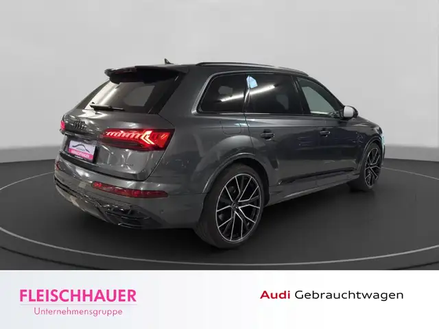 Audi Q7 view 7