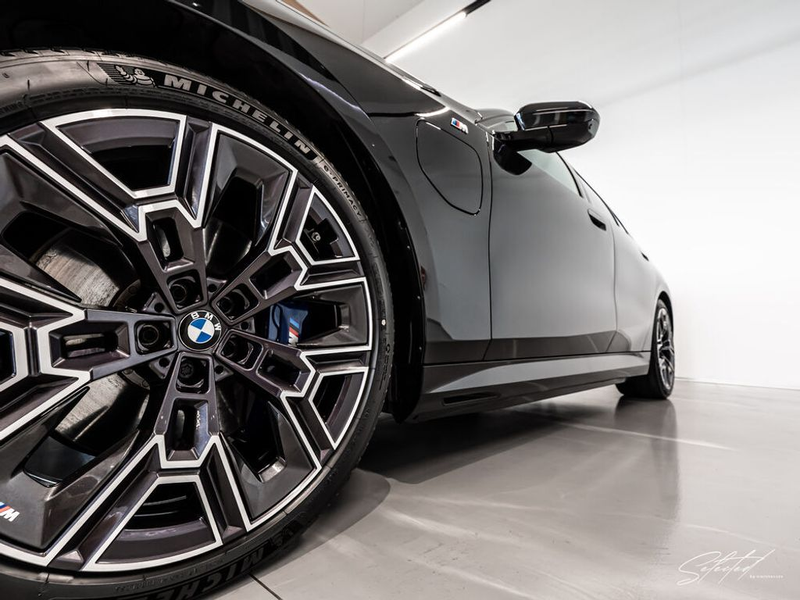 BMW 550 e xDrive M-SPORT*AHK*B&W*LED*ICONIC-GLOW*HEADUP — photo 4