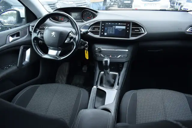 Peugeot 308 view 2