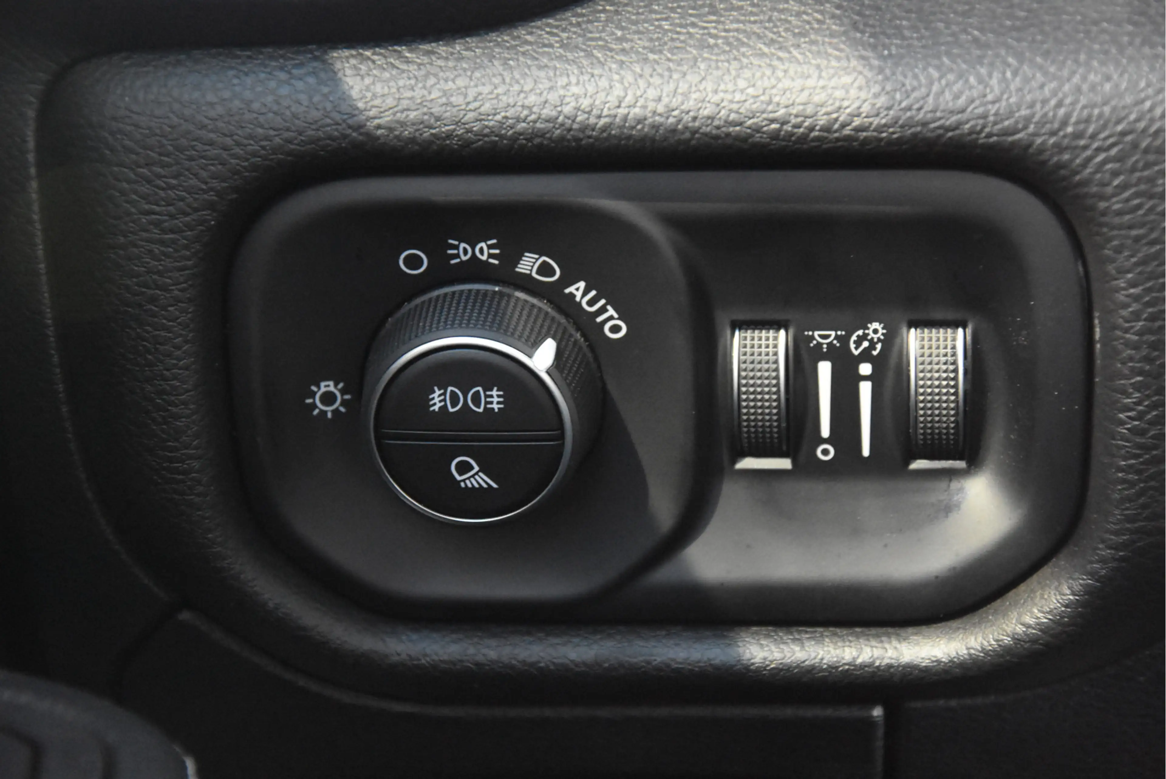 Dodge RAM 1500 4x4 Crew Cab Laramie Black Hurricane MY 2025 — photo 11