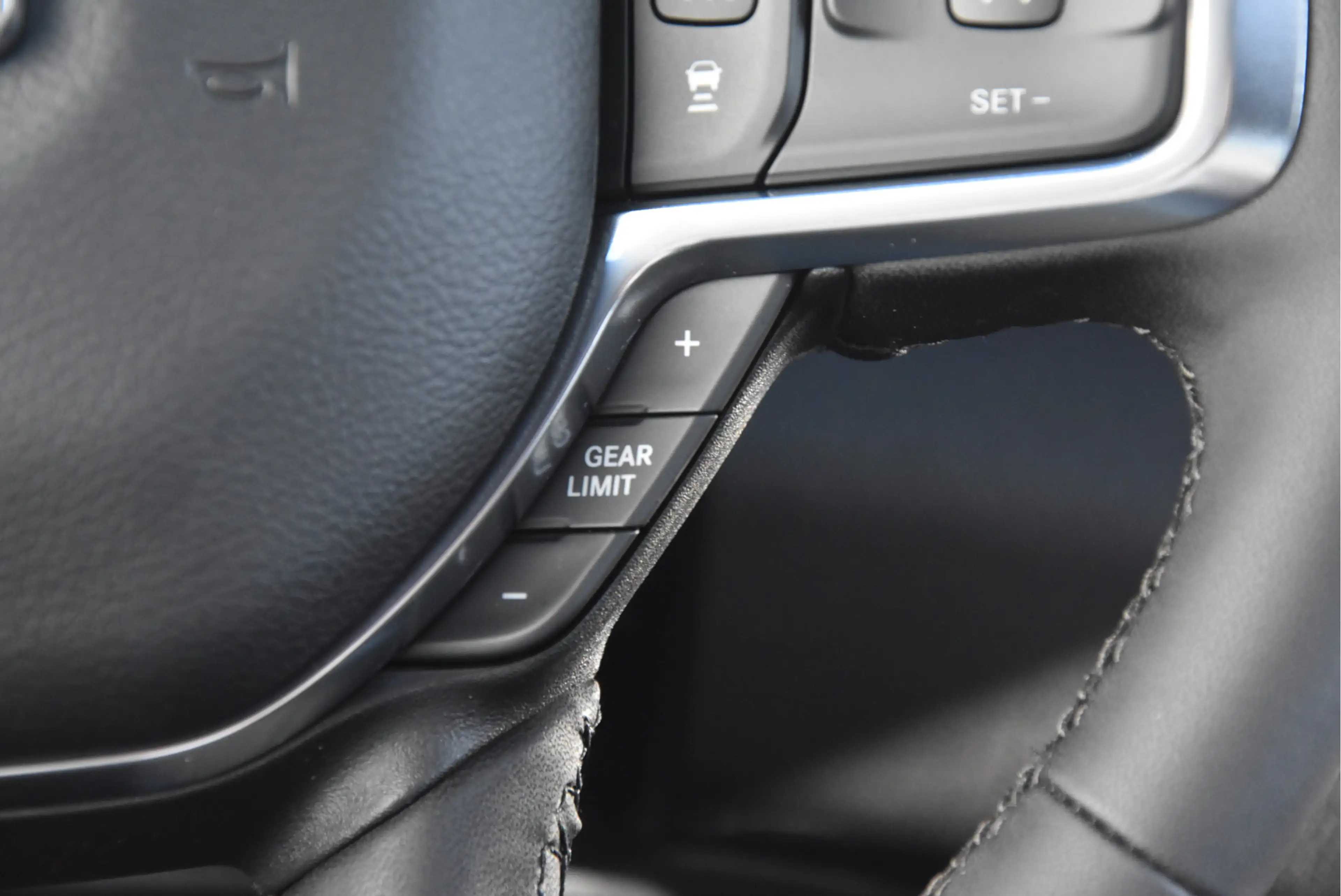 Dodge RAM 1500 4x4 Crew Cab Laramie Black Hurricane MY 2025 — photo 7