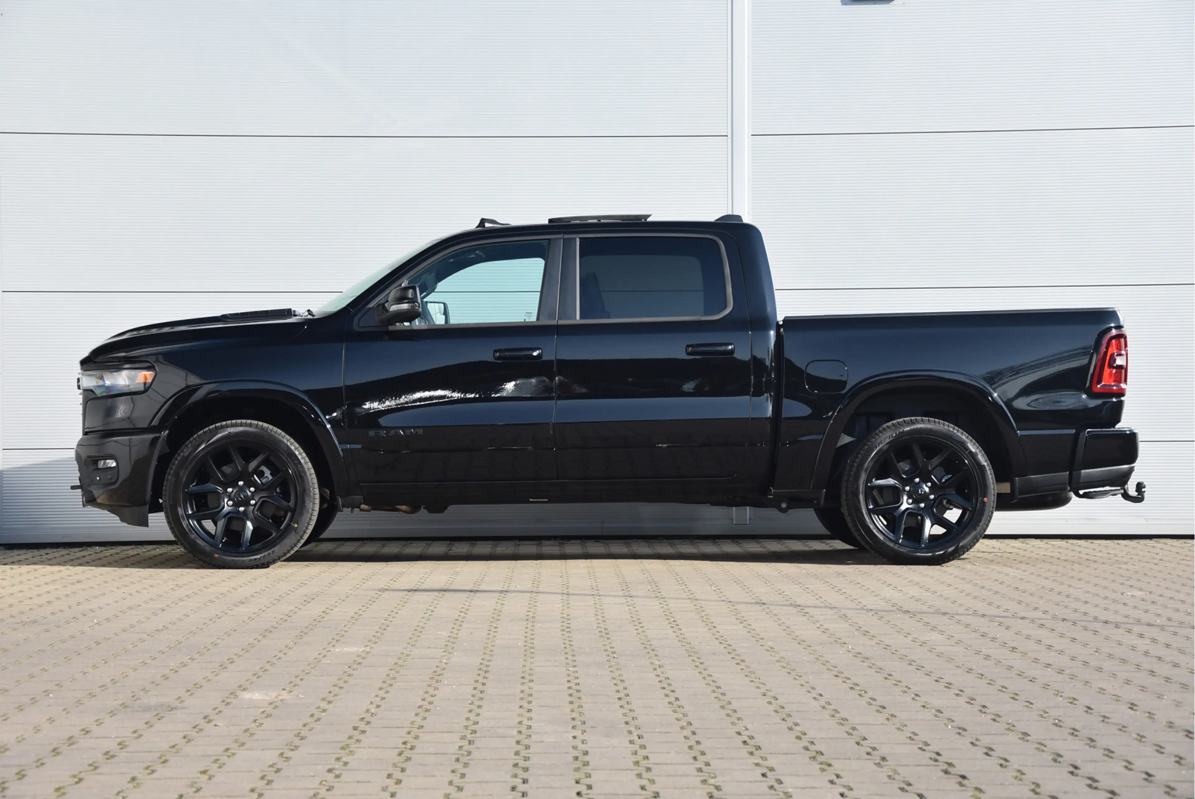 Dodge RAM 1500 4x4 Crew Cab Laramie Black Hurricane MY 2025 — photo 4