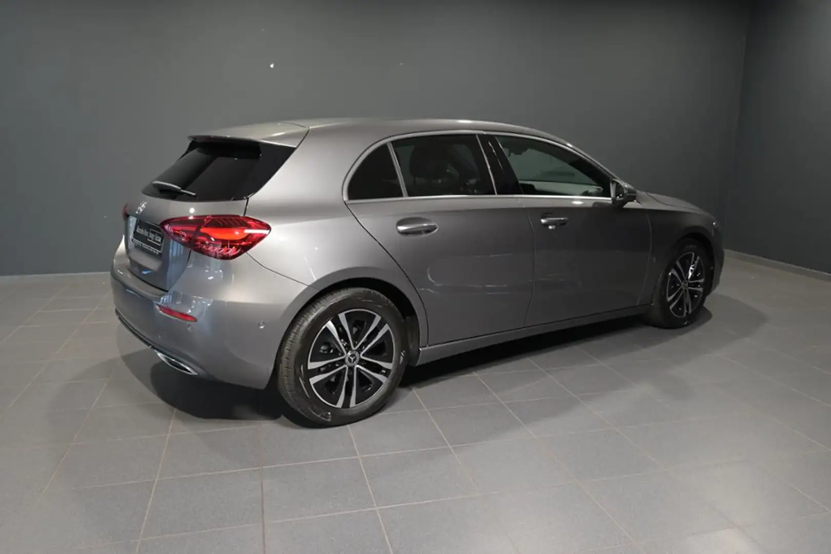 Mercedes-Benz A 180 PROGRESSIVE/LED/KAMERA/NAVI/MBUX/SHZ Grau - 2