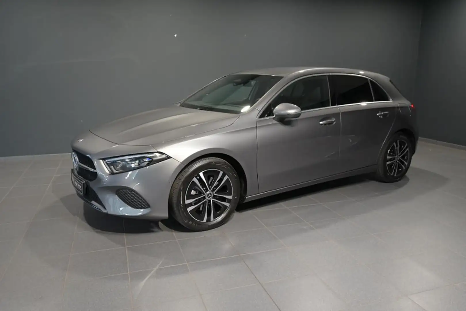 Mercedes-Benz A 180 PROGRESSIVE/LED/KAMERA/NAVI/MBUX/SHZ Grau - 1