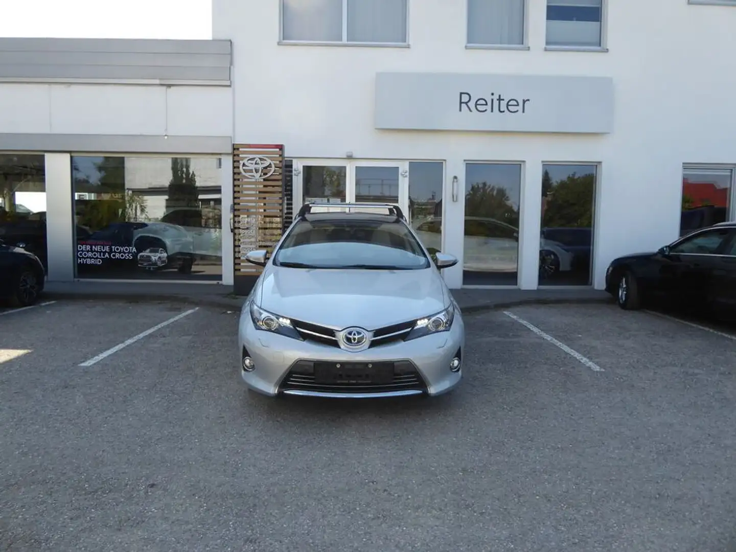 Toyota Auris 1,8 VVT-i Hybrid Lounge *XENON*PANO* Silber - 1