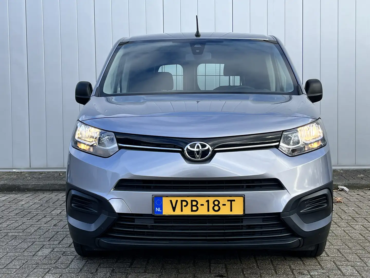 Toyota Proace City 1.2 Turbo Benzine Cool NL Auto Dealer Onderhouden Grijs - 2